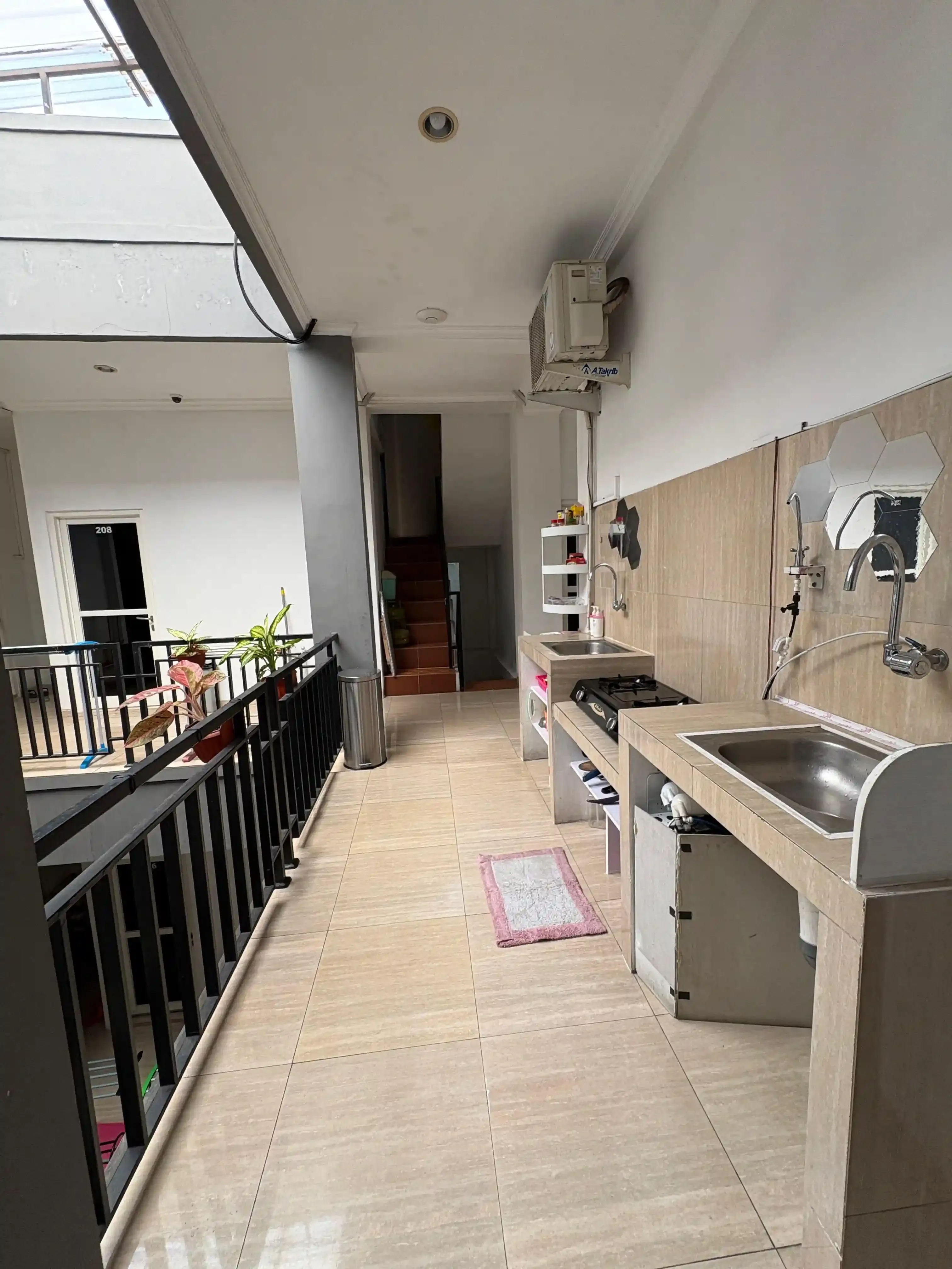 Dapur bersama Kost Putri Pagar Ungu yang bersih dan lengkap