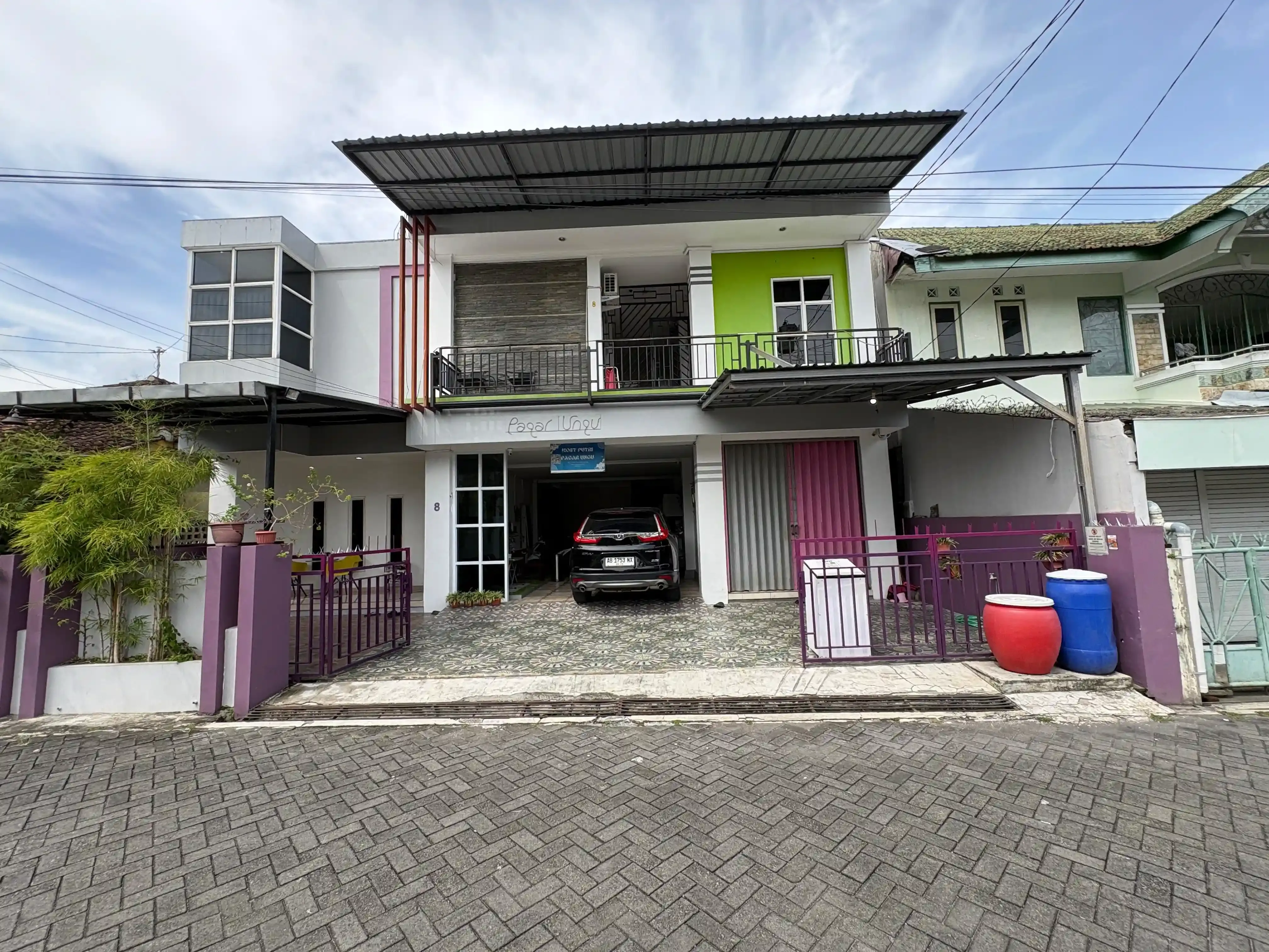 Tampak depan Kost Putri Pagar Ungu