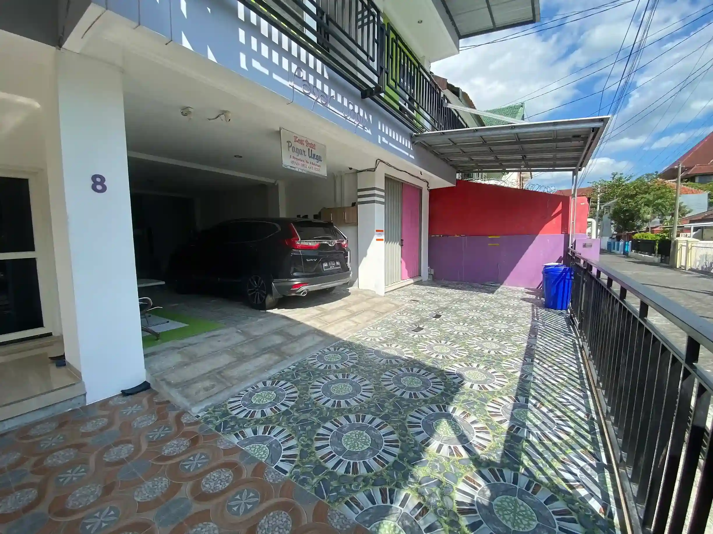Area parkir luas Kost Putri Pagar Ungu untuk mobil dan motor